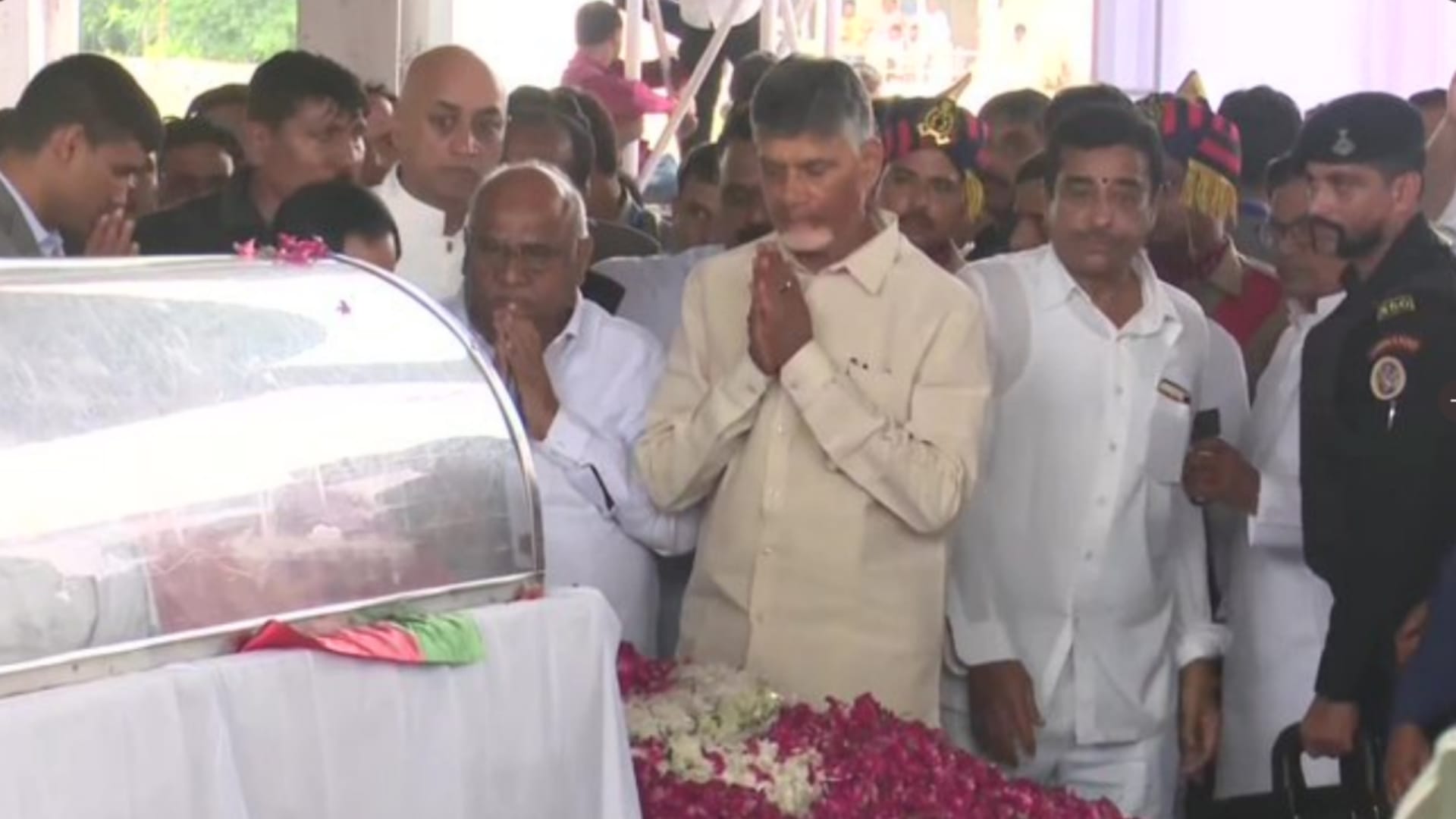 Akhilesh Yadav completes last rites of Mulayam Singh Yadav.