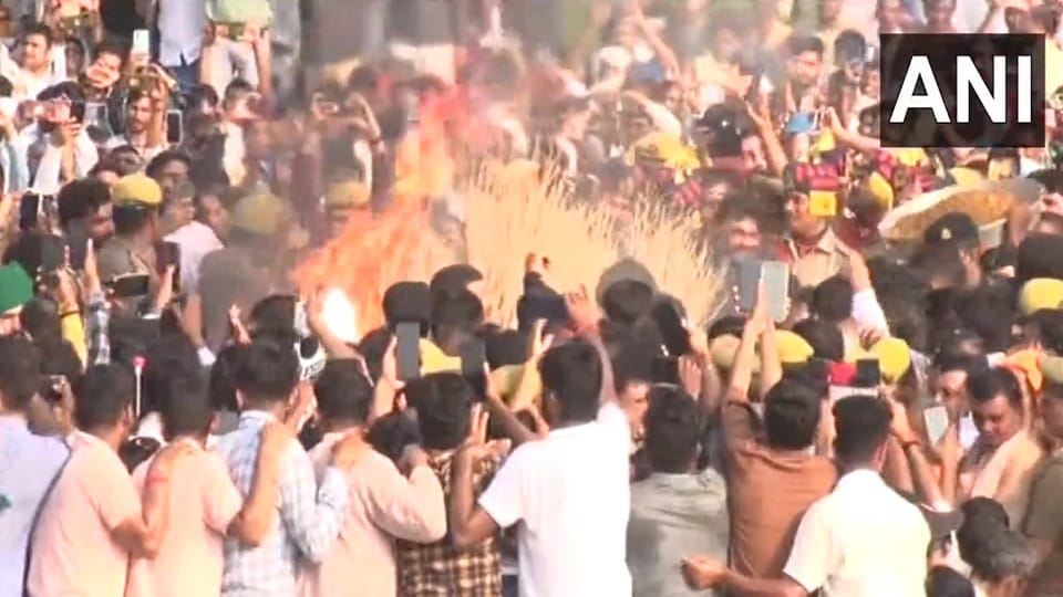 Akhilesh Yadav performed funeral of SP Patron Mulayam Singh Yadav