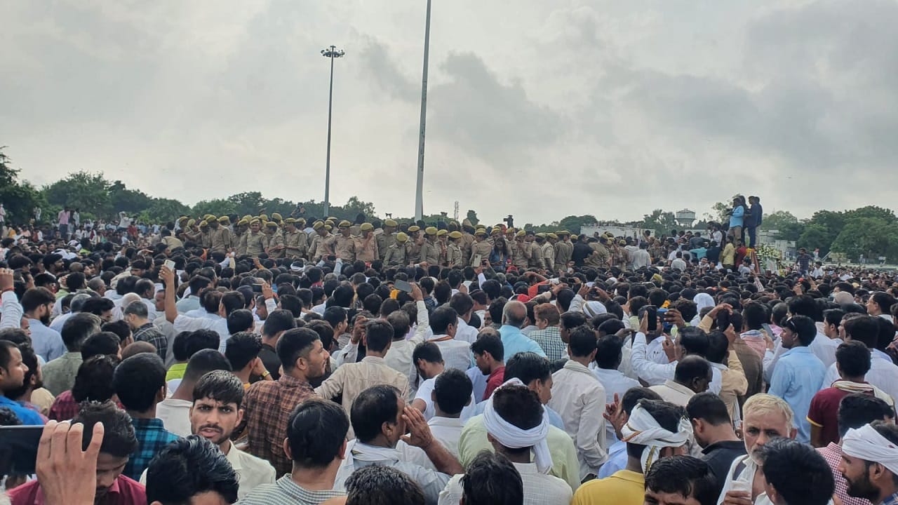 Mulayam Singh Yadav Funeral Neta Ji Ka Antim Sanskar in Saifai son Akhilesh lit fire