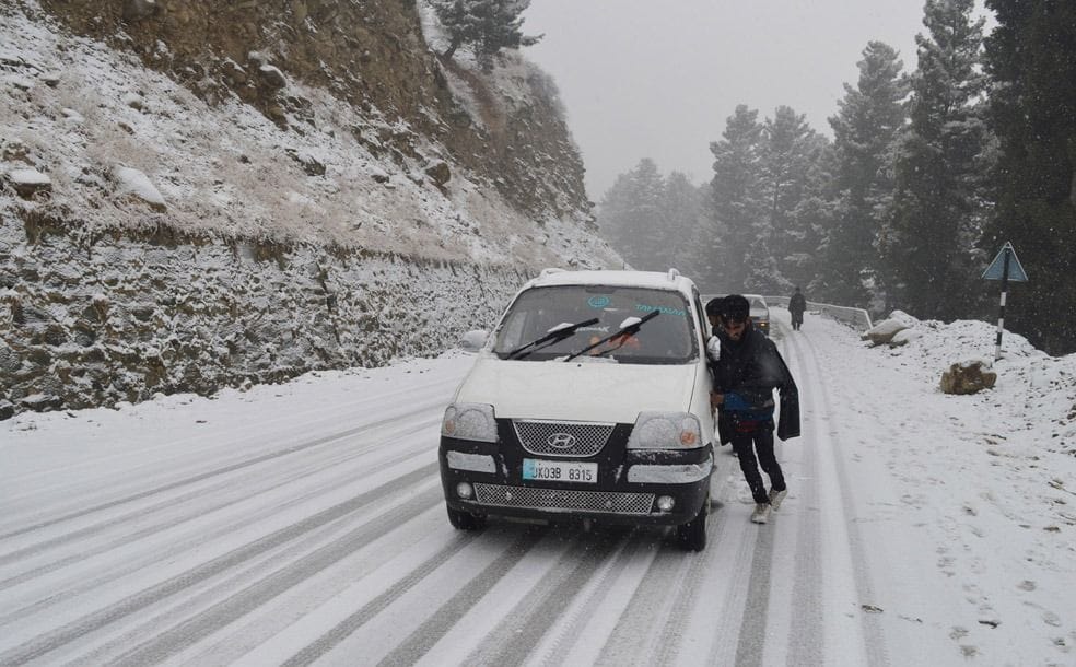 First snowfall of the season on Mughal Road and Nilinan Top