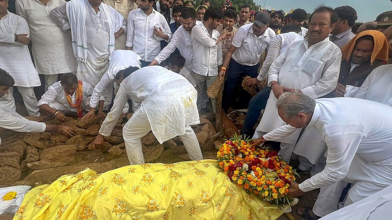 Mulayam singh These politicians including actor Abhishek Bachchan Anil Ambani reached funeral site