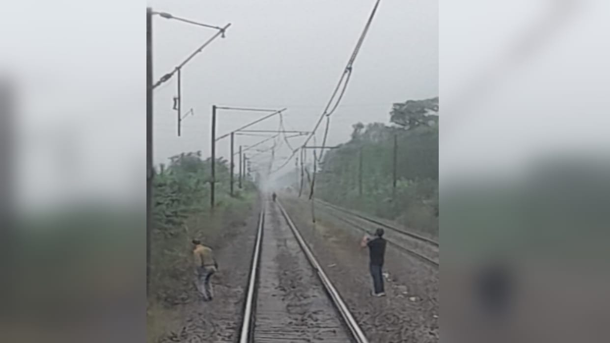 Meerut: OHE wire of railway broken in Mohidinpur, many trains going to Delhi disrupted