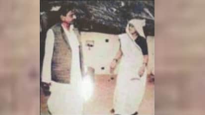 सैफई के अपने पुराने घर में पत्नी मालती देवी के साथ मुलायम सिंह यादव।