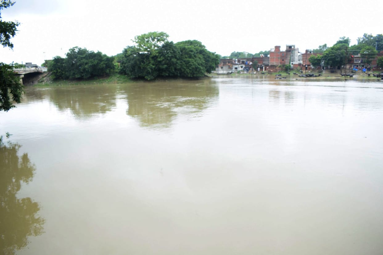 Lightning struck two houses in Gora Raipur