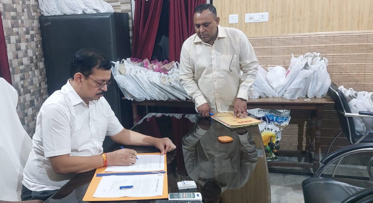 Uddhav Tripathi took charge of the administrator of the municipality