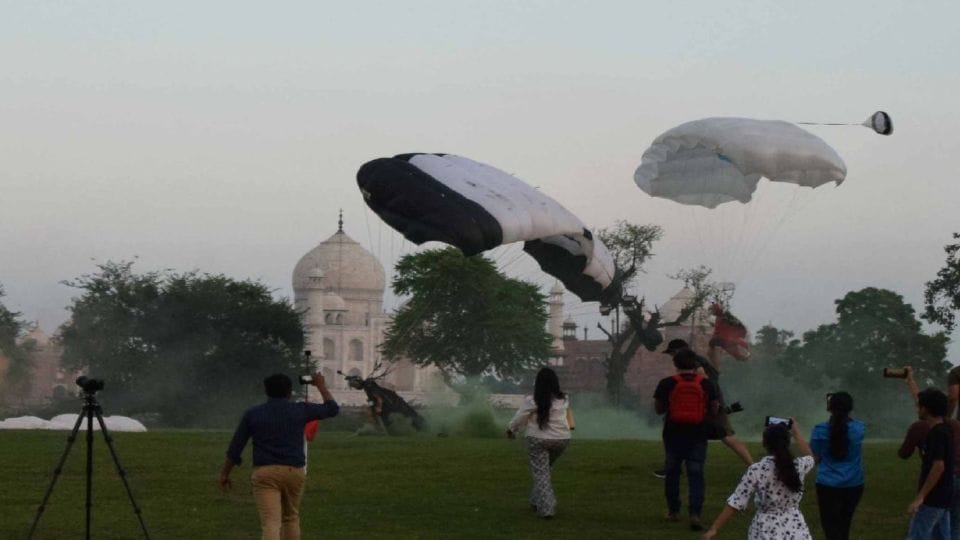 Sky divers jumped from altitude of five thousand feet near the Taj Mahal in Agra