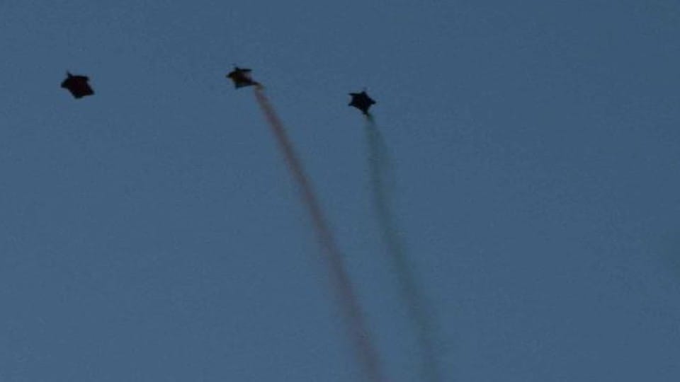 Sky divers jumped from altitude of five thousand feet near the Taj Mahal in Agra