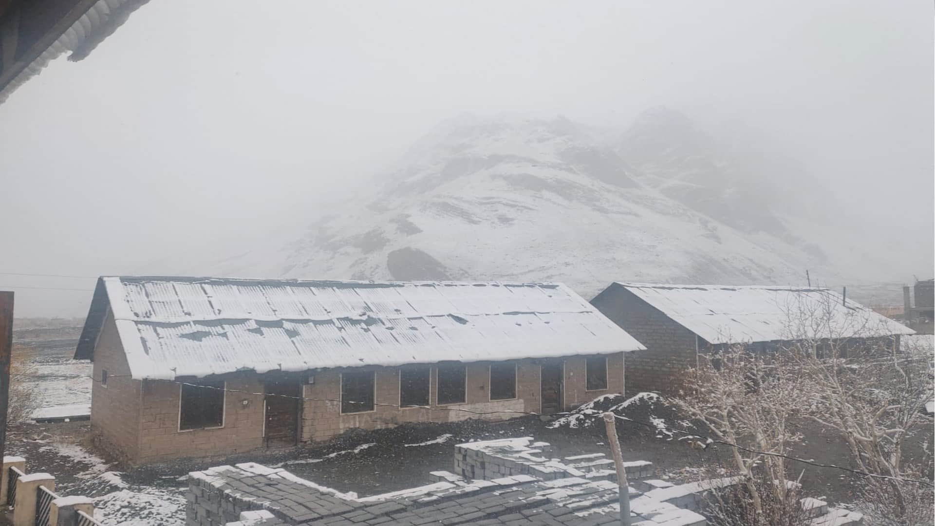Himachal Weather, The residential areas of Lahaul including Koksar village covered the snow cover