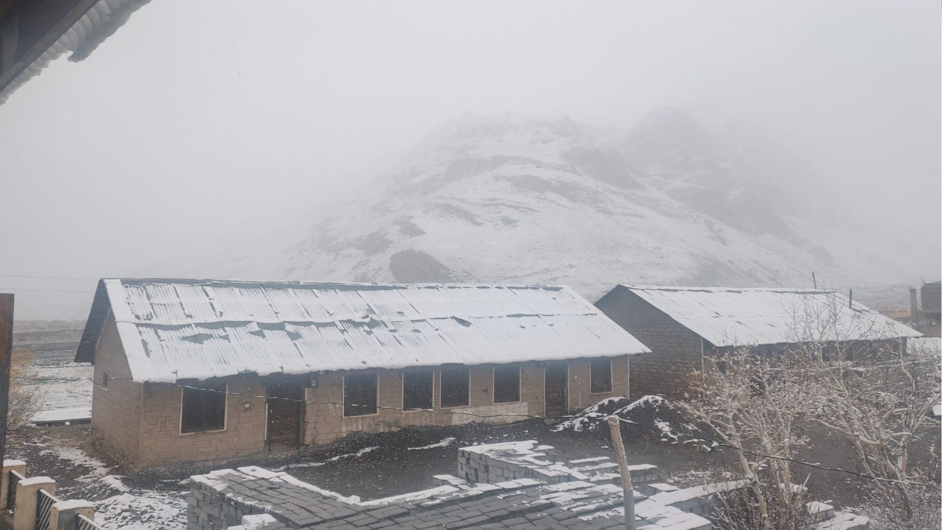 Himachal Weather, The residential areas of Lahaul including Koksar village covered the snow cover
