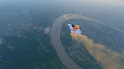 Sky divers jumped from altitude of five thousand feet near the Taj Mahal in Agra