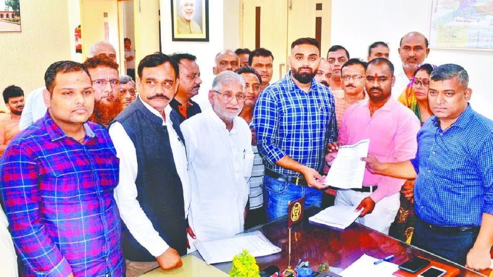 tajganj people protest against order to stop business activities near taj mahal