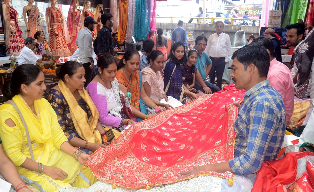 Karva Chauth: Crowd gathered in the market as soon as the season opened, shopping fiercely