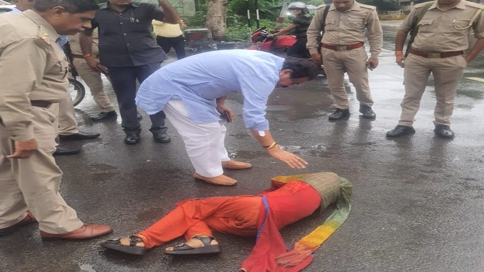 Union Minister of State SP Singh Baghel helped woman lying unconscious on the road in Agra
