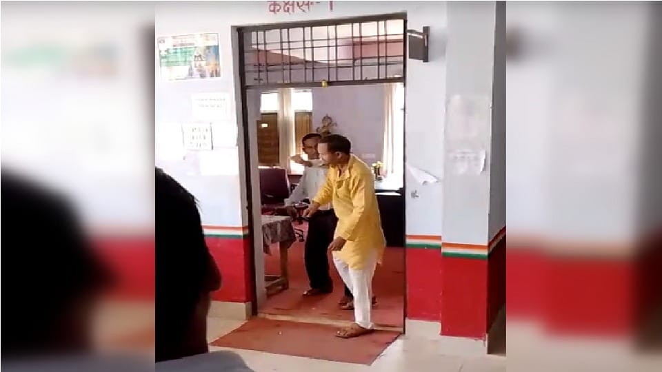 Jhansi: Dispute between committee and government appointed principals in Inter College in Mehrauni