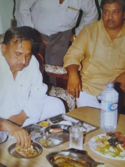 वर्ष 1984 में पूर्व राज्यमंत्री अशोक सिंह बेबी के घर पर भोजन करते मुलायम सिंह यादव। संवाद