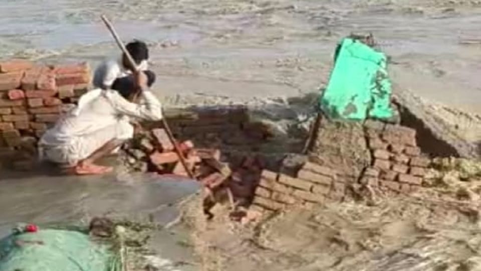 150 years old dargah of Iddan Mian engulfed in Kosi river