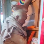 बाबा के चरण सिर पर रख आशीर्वाद लेते संघ प्रमुख