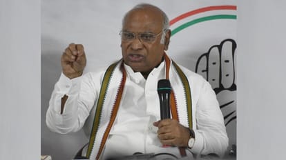Manipur Violence: खरगे के नेतृत्व में प्रतिनिधिमंडल 30 को राष्ट्रपति से मिलेगा, कांग्रेस ने PM पर साधा निशाना Manipur violence: Mallikarjun Kharge-led delegation to meet President Droupadi Murmu Tuesday Congress slams PM