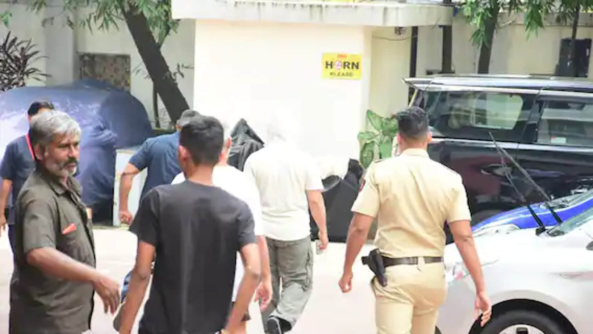 Aamir Khan Spotted in Mumbai hiding face with Mask see photos here