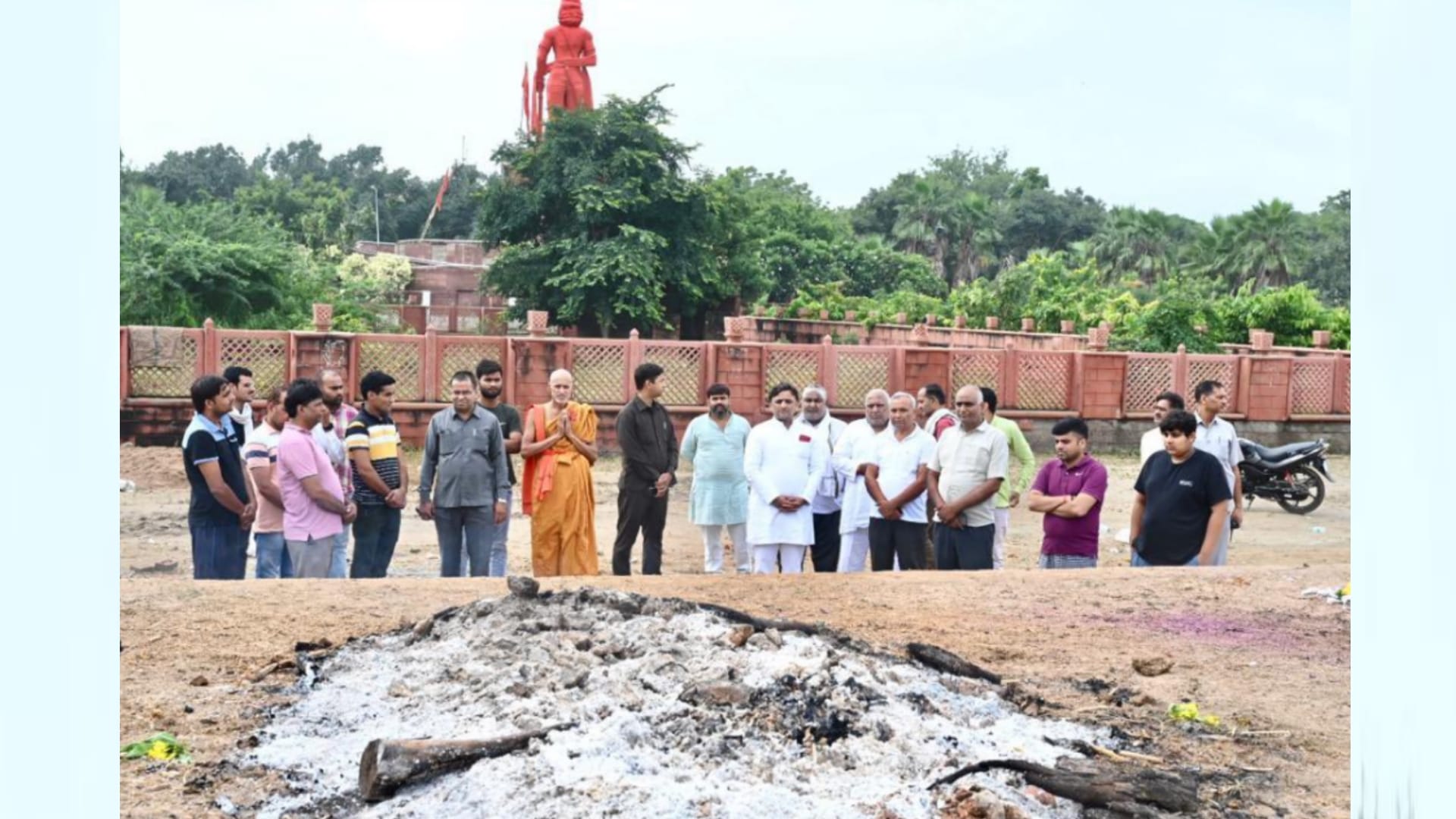 Akhilesh Yadav completes last rites of Mulayam Singh Yadav.