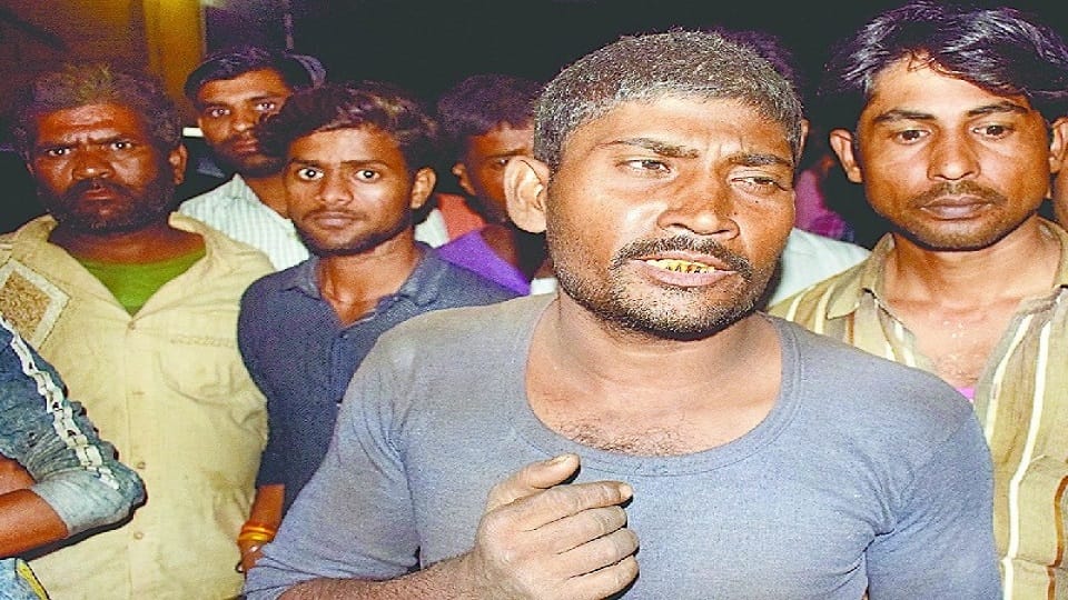 hand cart filled with iron overturned in deep water filled pit in Bareilly labourers died in bareilly
