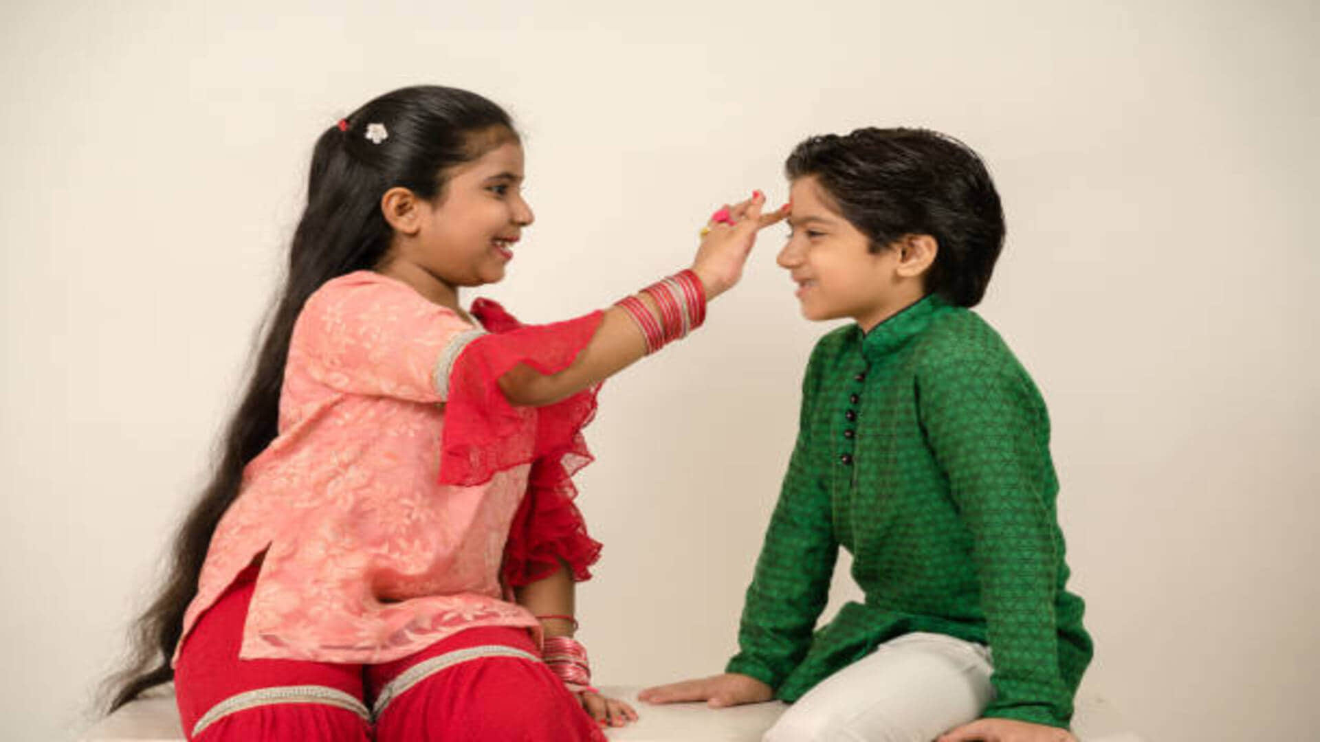 Bhai Dooj Vastu Tips Brothers Face Should Be in This Direction While Applying Tilak Keep These Things