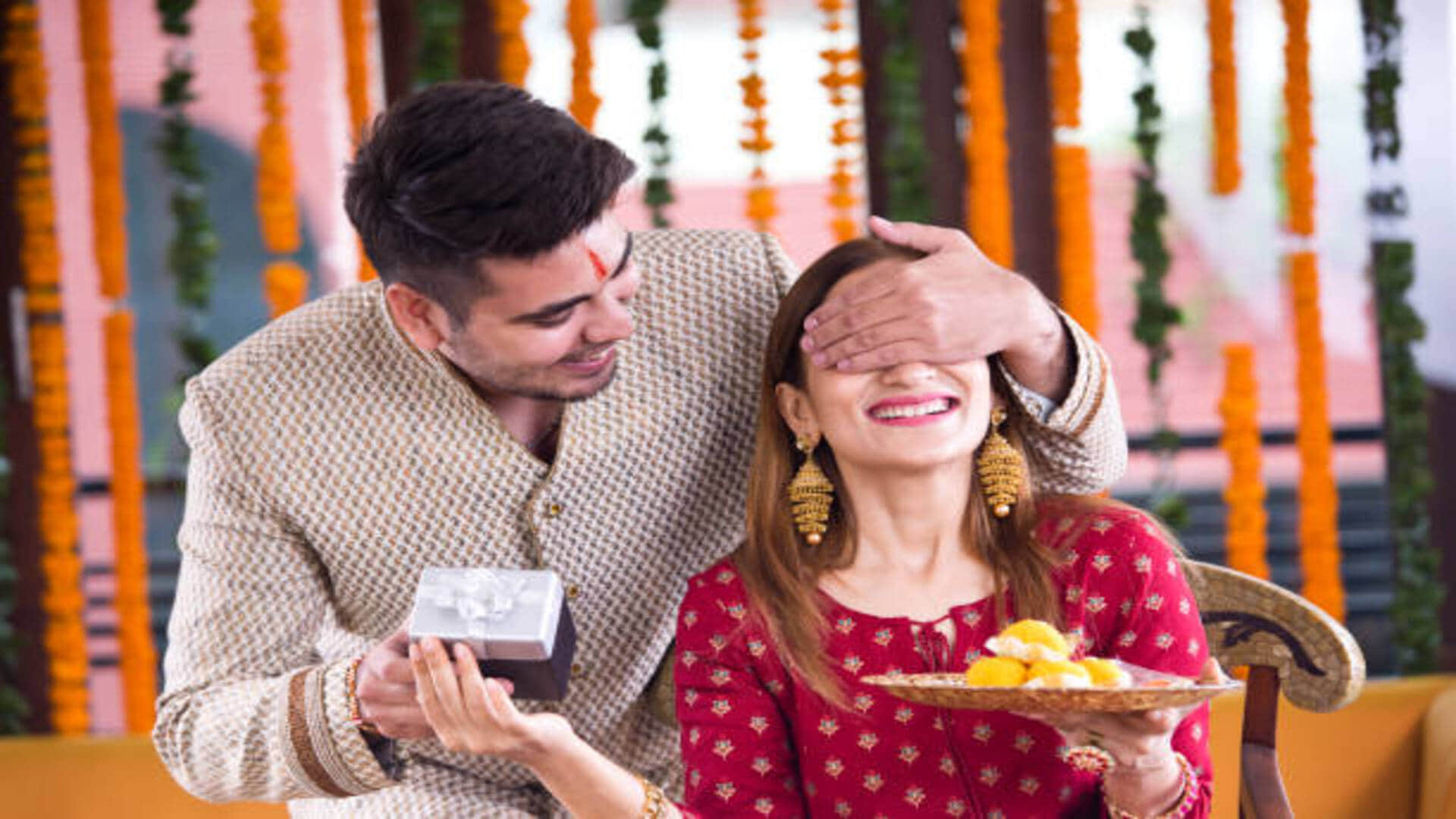 Bhai Dooj Vastu Tips Brothers Face Should Be in This Direction While Applying Tilak Keep These Things