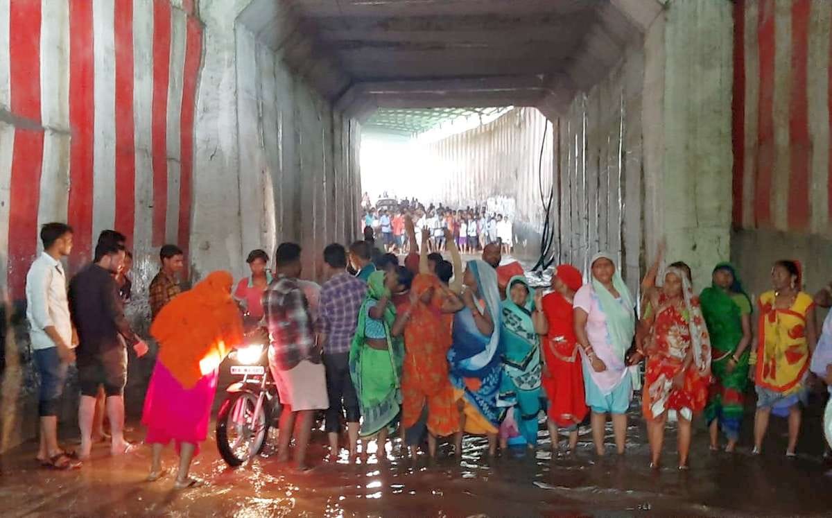 Mahoba: Angry people blocked the railway underpass due to waterlogging