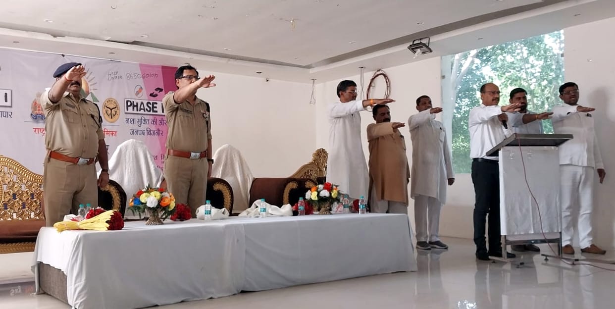 DM administered the oath of de-addiction to the people