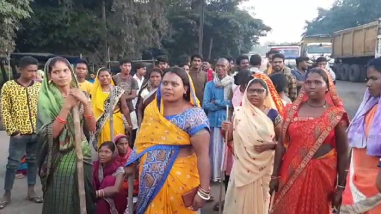 chhattisgarh women jammed against vehicles parked randomly on roadside in korba