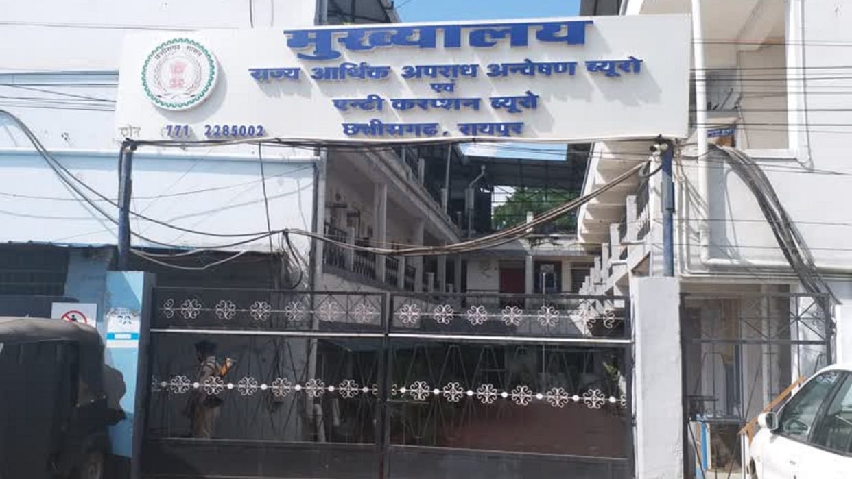 chhattisgarh acb arrested two clerks of veterinary services for taking bribe in mahasamund