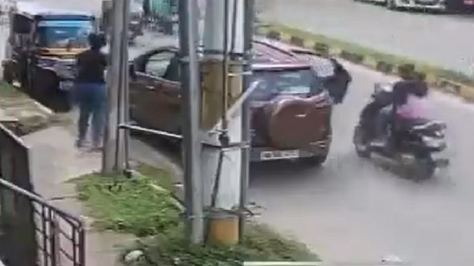 driver opened door without looking at the side mirror and bike rider collided