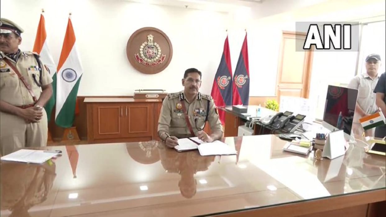 Women police personnel of Fatehpur Beri police station in Delhi allegations against scribe of police station
