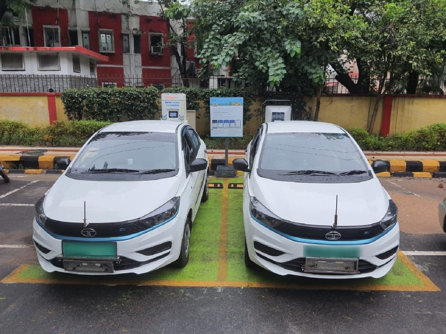 Indian Army plans to induct electric vehicles electric buses, cars and bikes at peace stations News in Hindi