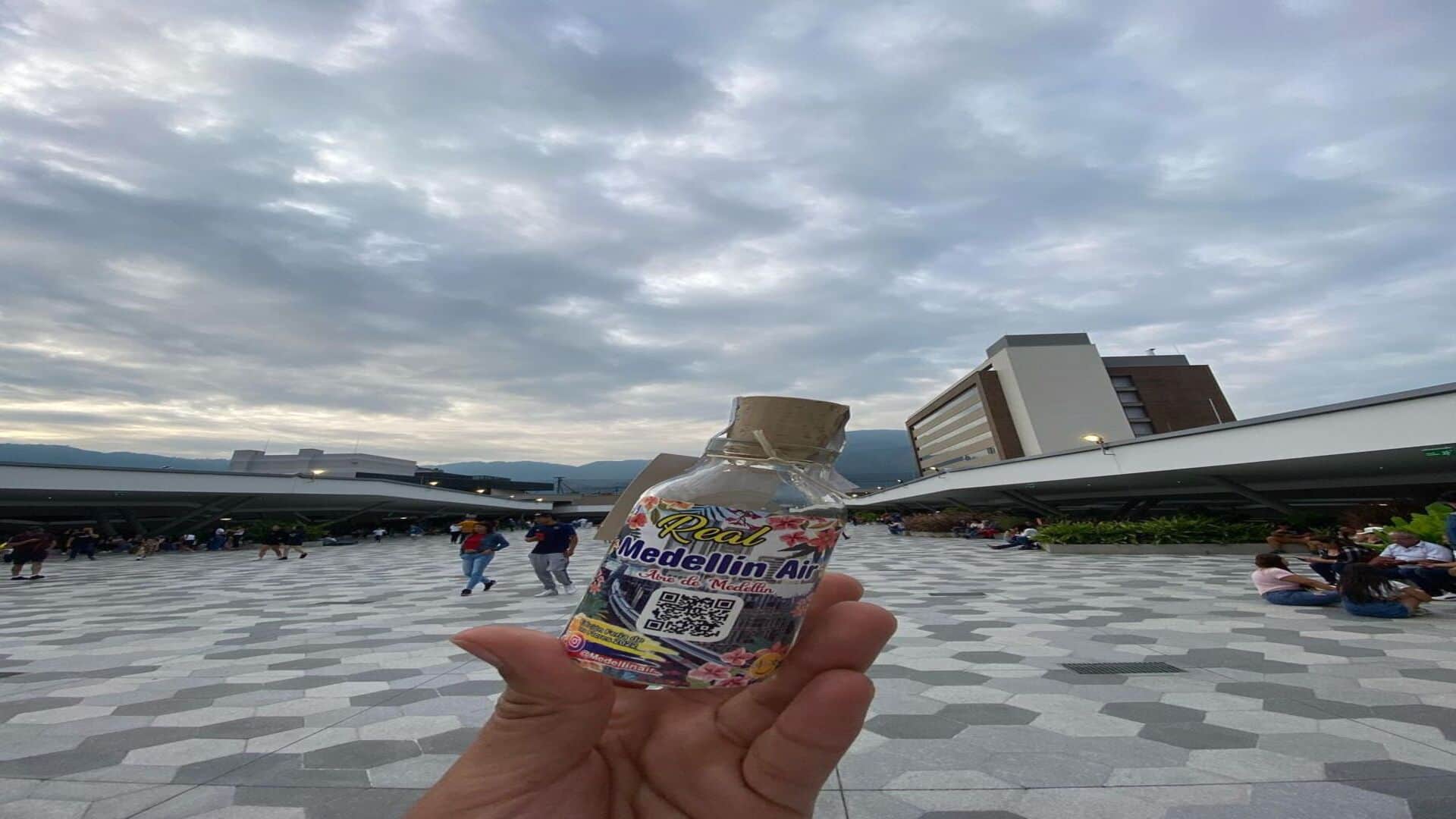 entrepreneur from colombia is making money by selling thin air for 400 rupees