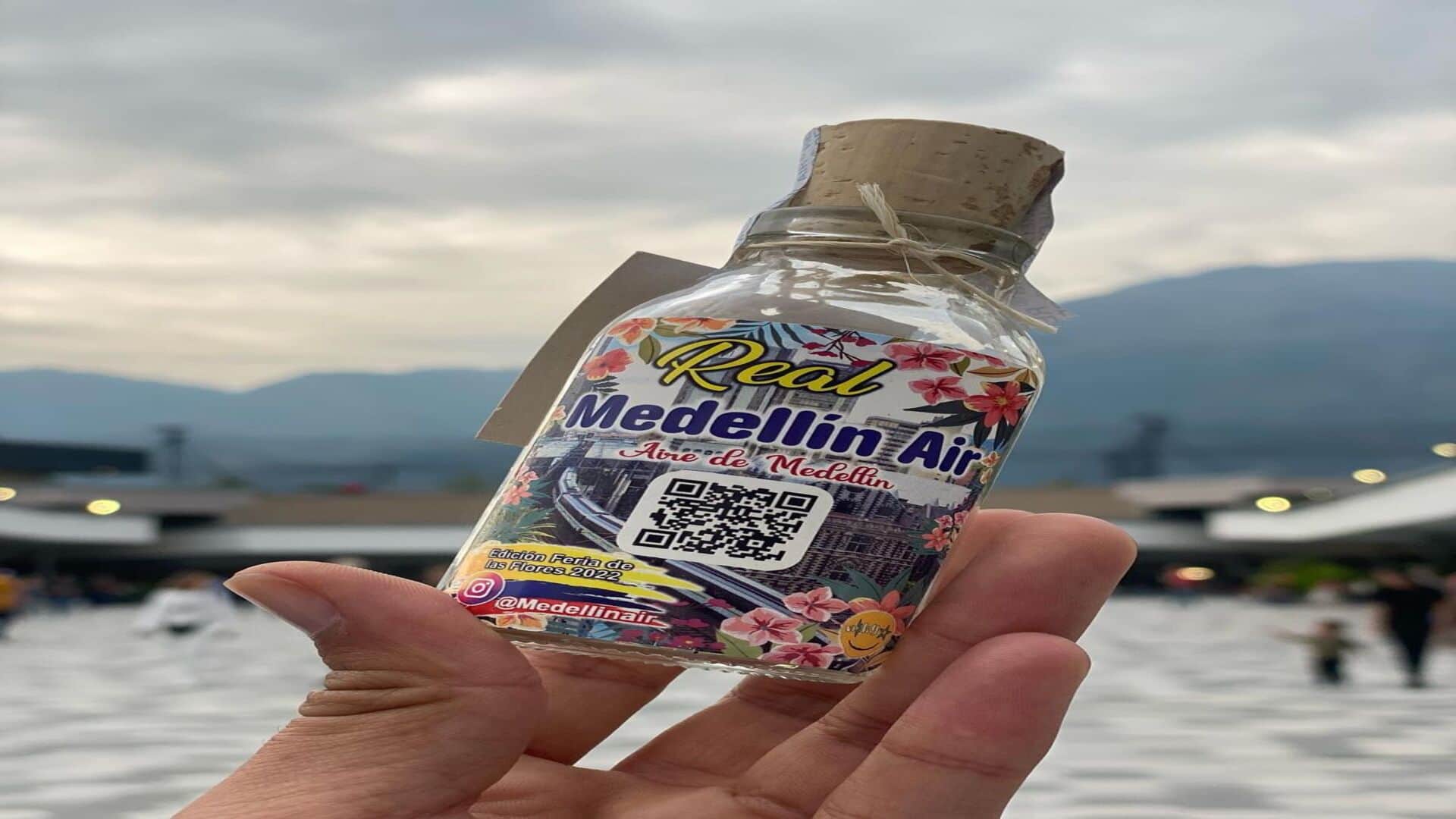 entrepreneur from colombia is making money by selling thin air for 400 rupees