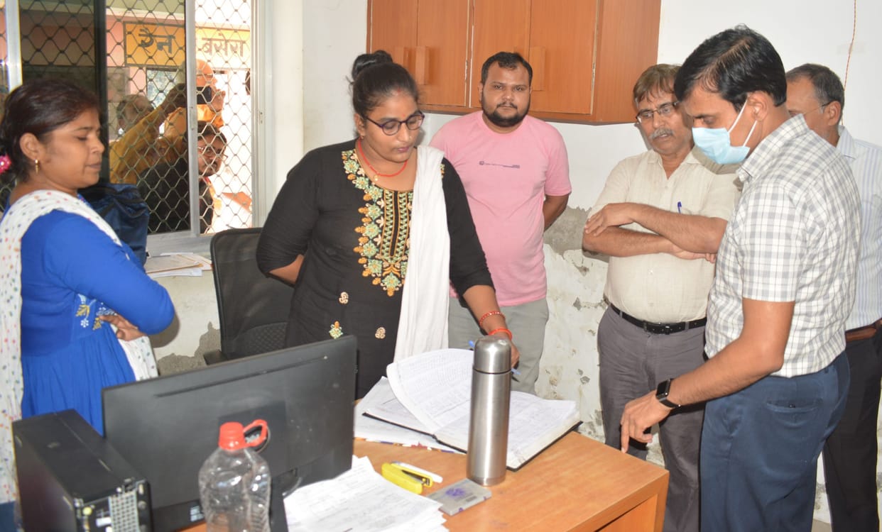 Hardoi, DM furious after seeing the mess in the hospital, expressed displeasure