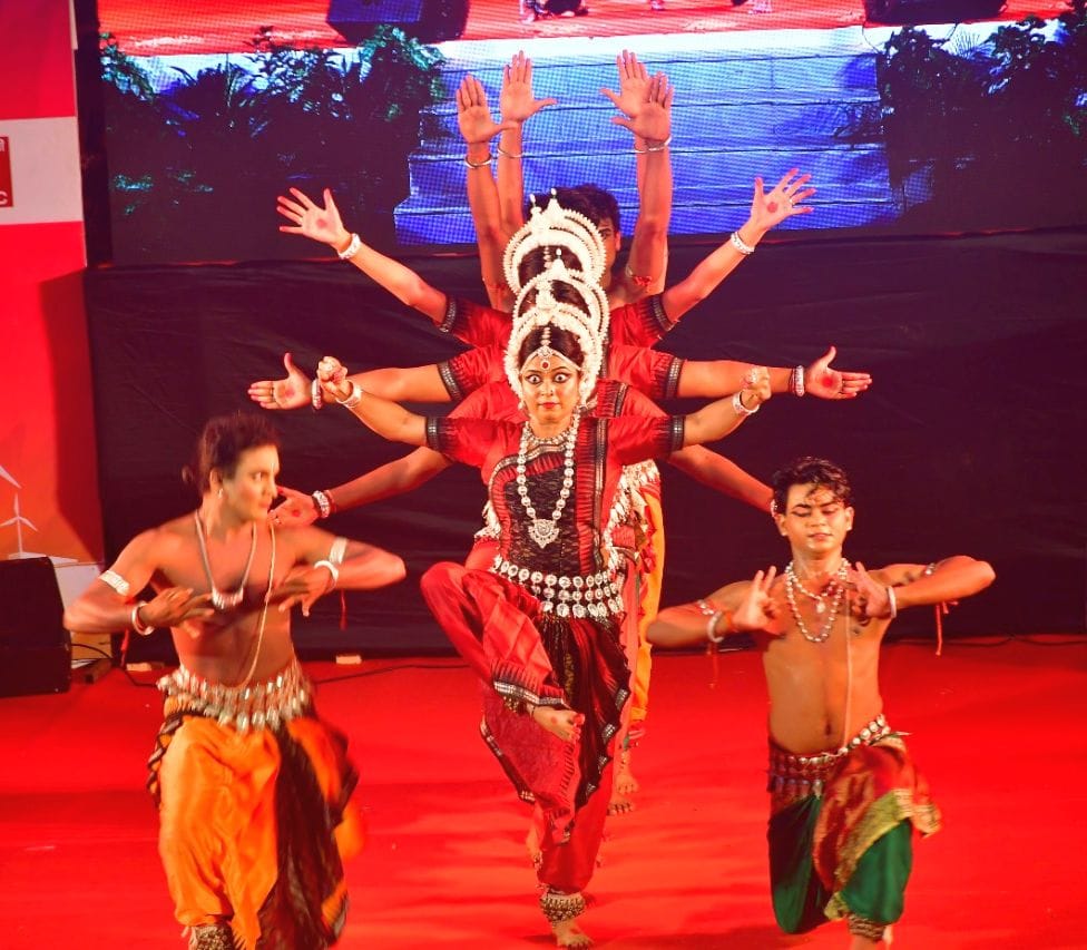 Artists captivated by folk dances