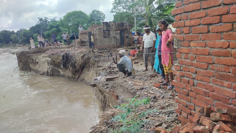 Hardoi, Strong boom in Garra and Ram Ganga, villagers spending the night awake