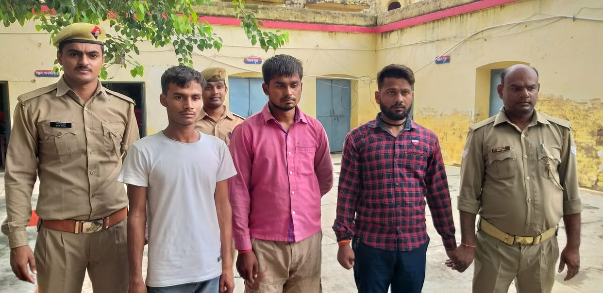 Kanpur Dehat: Three people arrested with stolen tractor and three trolleys