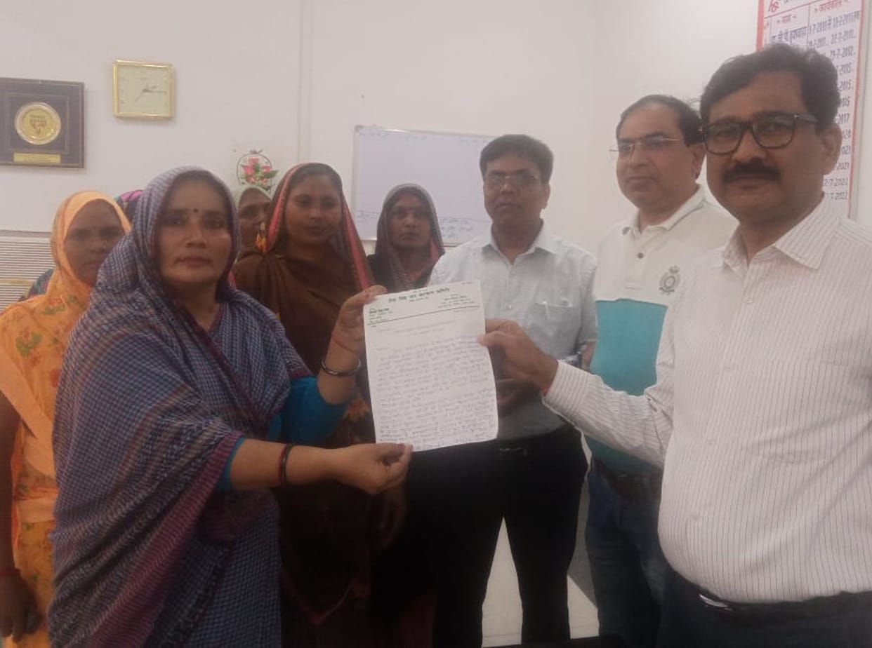 Lady farmers protest against mismanagement in chc and phc