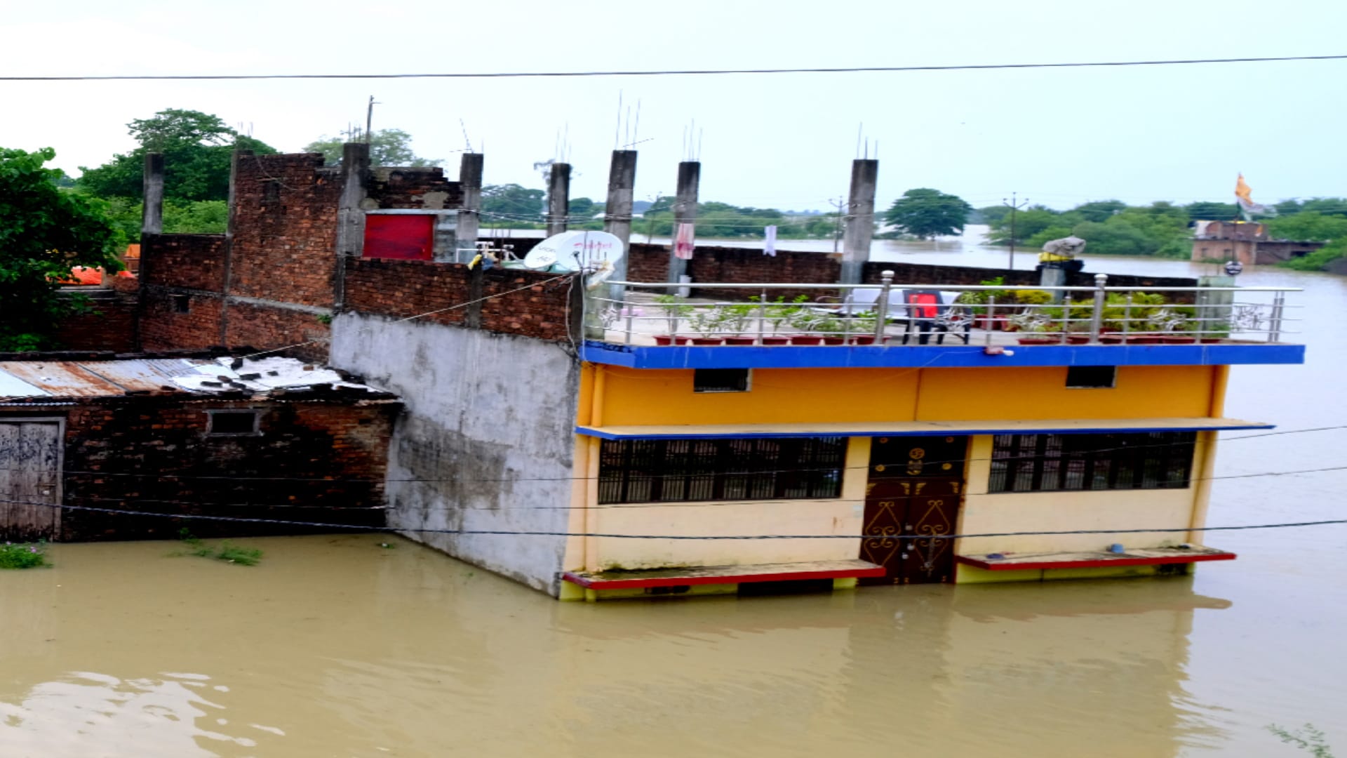 Flood wreaks havoc in Gorakhpur water entered 120 villages