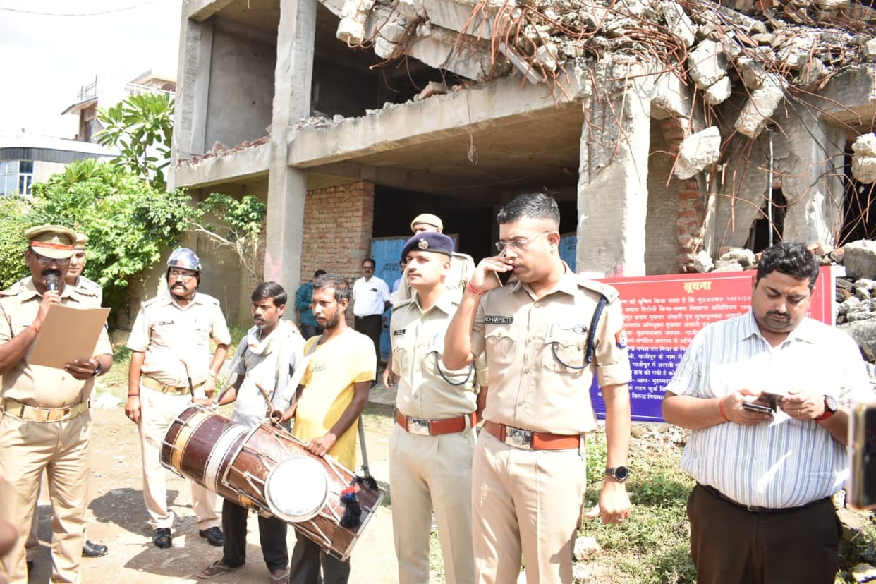 Big action on Ganesh Dutt mishra associate of mafia Mukhtar Ansari in ghazipur property worth 14 crores kurk
