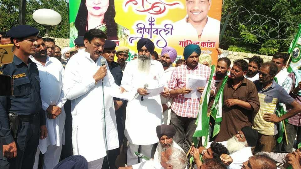 Farmers staged a sit in at the gate of the rest house in Sirsa