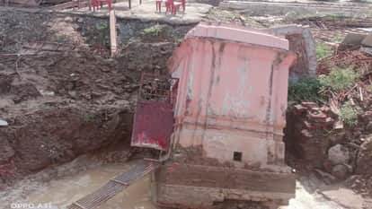 Saharanpur: Hindus organization workers blocked the road when the temple collapsed
