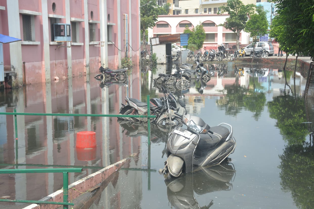 Water came out from the wards of JN Medical College, waterlogging in the campus