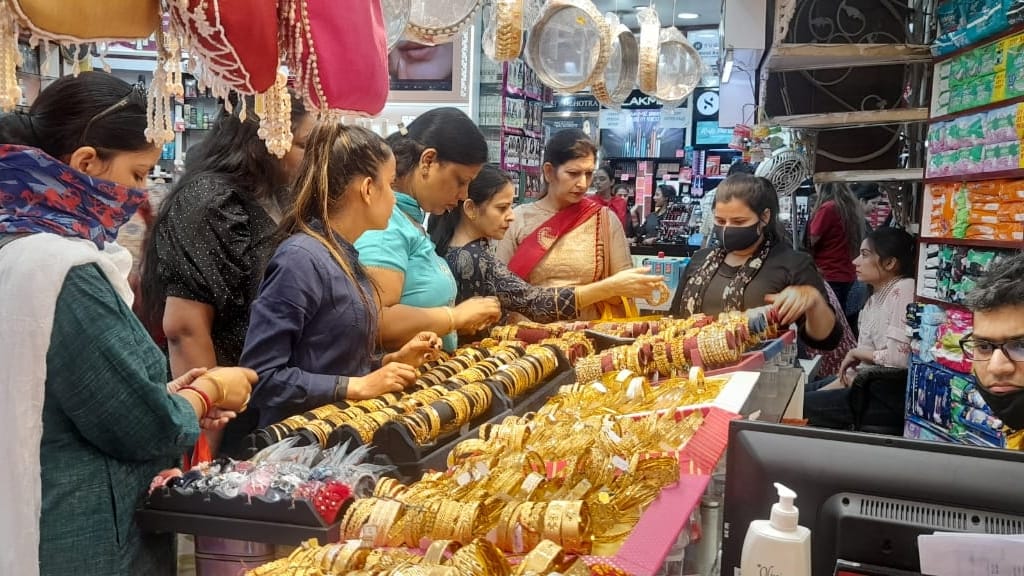 Women shopping for Karva Chauth in jammu city