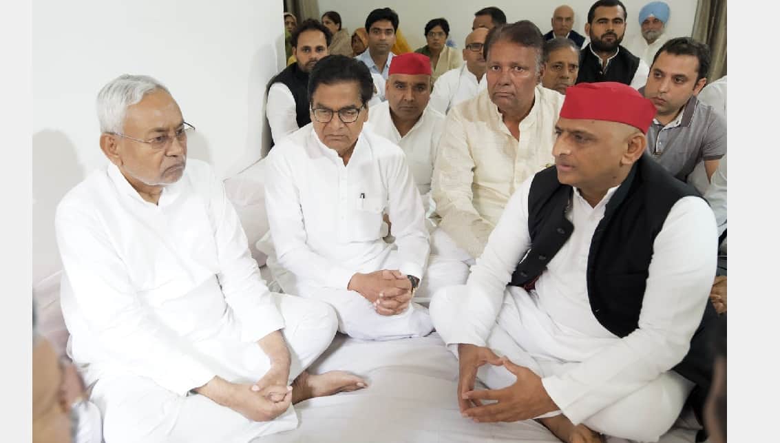 Nitish Kumar met Akhilesh and Shivpal, gave a message of unity of opposition