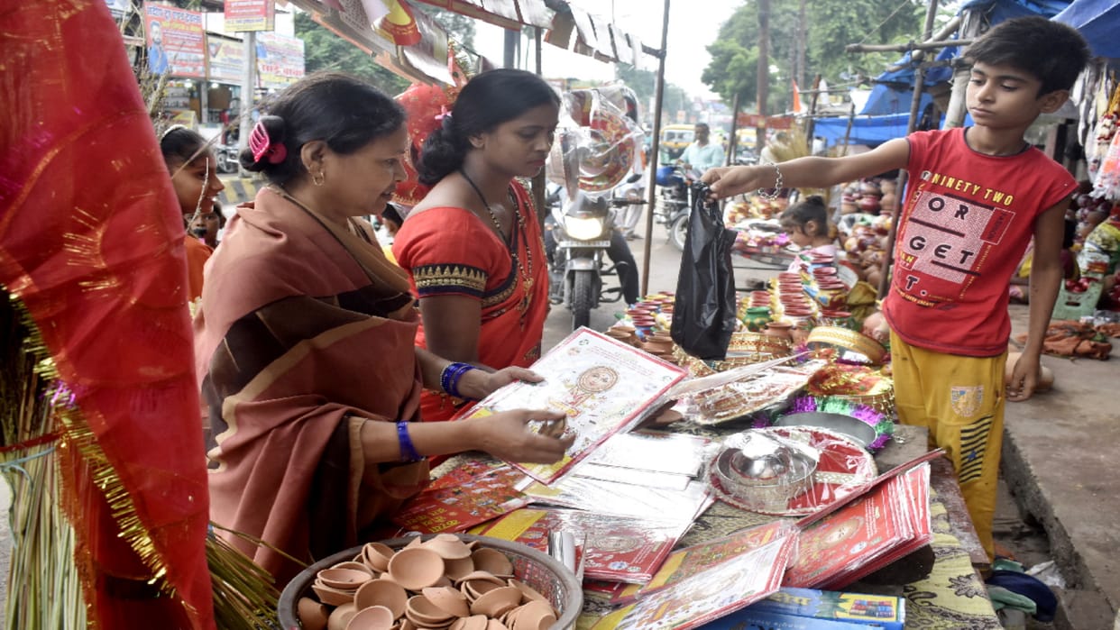 Women went out to shop even in rain for Karva Chauth