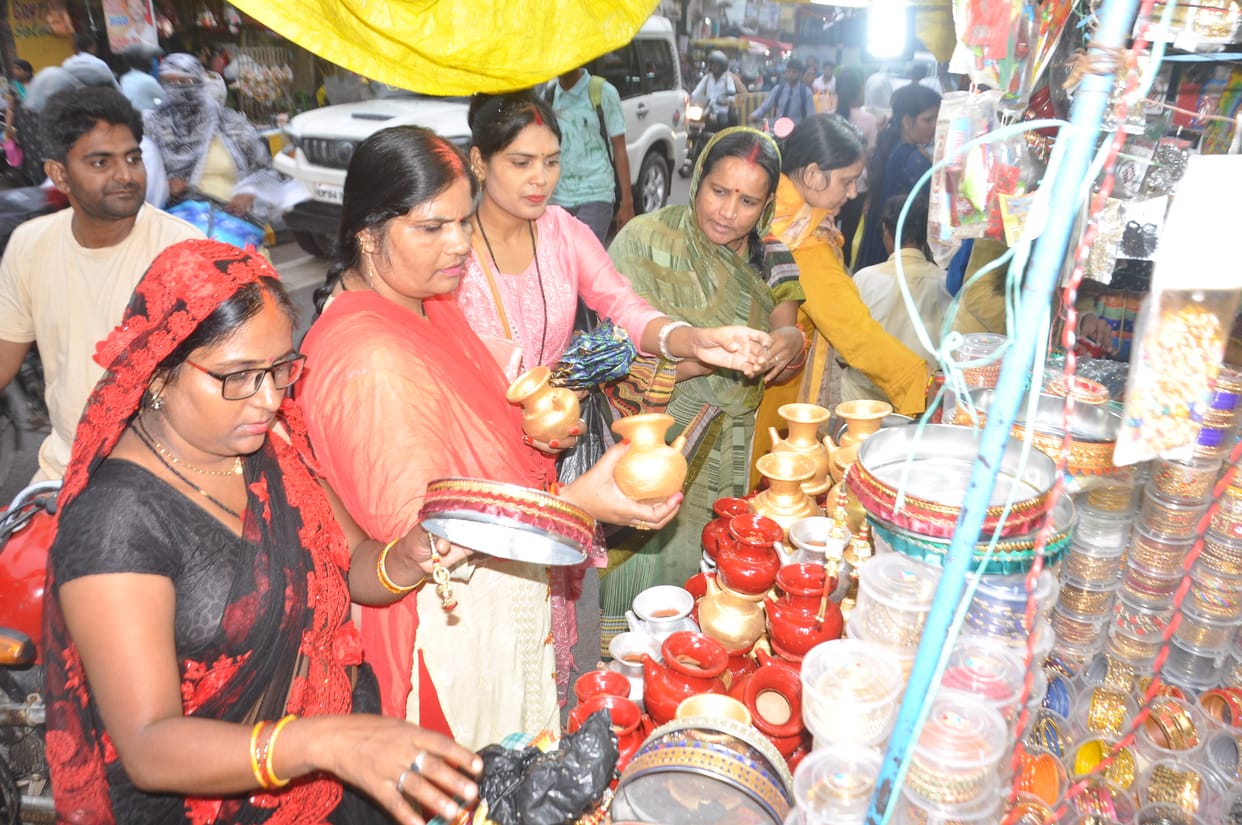 Preparations for Karvachauth festival going on in the last round